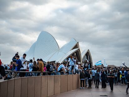 Aficionados argentinos celebran en Sídney la tarde del domingo.