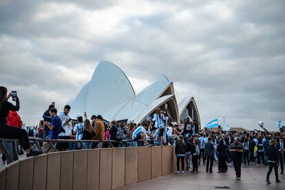Aficionados argentinos celebran en Sídney la tarde del domingo.