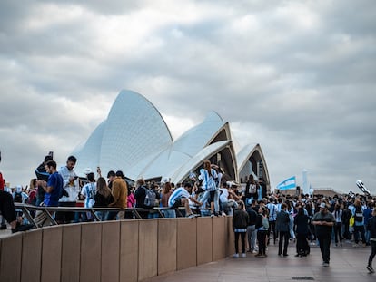 Aficionados argentinos celebran en Sídney la tarde del domingo.