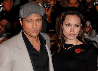 Angelina Jolie llev a su novio, Brad Pitt, al estreno de su pelcula <i>Beowulf</i> en Londres. Pero l le permiti a ella acaparar toda la atencin. "Esta noche, estoy fuera de servicio", dijo amablemente a los periodistas. Jolie, actriz y embajadora de buena voluntad para la Agencia de Refugiados de la ONU, firm autgrafos y charl con los admiradores en la Plaza Leicester de Londres.