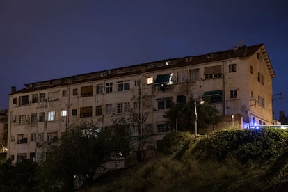 Vista del edificio El Barco, en Esplugues de Llobregat, desalojado por su estado ruinoso.