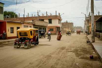 Algunas calles de Piura ya se han secado tres semanas después de la catástrofe. El lodo se ha convertido en tierra que con el paso de los vehículos se transforma en un polvo que hace irrespirable el aire. Los problemas respiratorios son, en estos casos, muy comunes.
