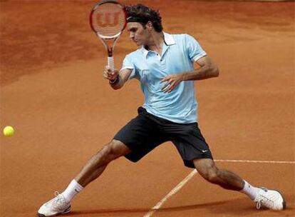 Federer golpea la pelota durante el partido contra Gremelmayr.