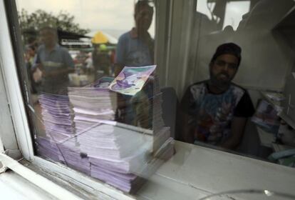 Una pila de billetes venezolanos se acumulan en una oficina de cambio en Cúcuta (Colombia). Para 2019, el FMI prevé una inflación del 10.000.000% en Venezuela.