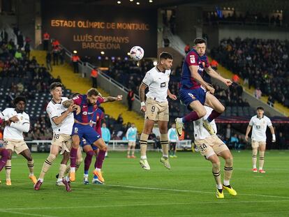 Robert Lewandowski anota de cabeza frente al Valencia.