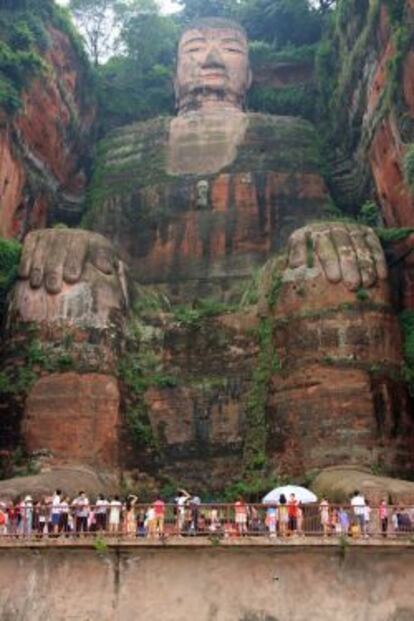 El Gran Buda de Leshan, una estatua gigante esculpida en un peñasco en el siglo VIII, da fama al monte Emei, en el suroeste de China.