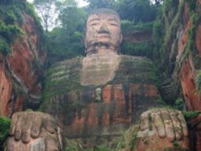 El Gran Buda de Leshan, una estatua gigante esculpida en un peñasco en el siglo VIII, da fama al monte Emei, en el suroeste de China.