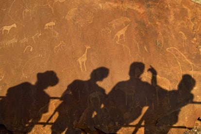 Las areniscas rojas del valle de Twyfelfontein, en la región de Kunene, al noroeste de Namibia, albergan una de las mayores concentraciones de petroglifos de África. Descubierto en 1921 por el topógrafo alemán Reinhard Maack, el lugar fue reconocido en 2007 como patrimonio mundial y se compone de 15 localizaciones con más de 2.500 grabados de animales y figuras esquemáticas que sirvieron para ritos chamánicos. La mayoría de ellos se hallan en buen estado de conservación, y representan rinocerontes, leones, elefantes, avestruces y jirafas; también hay varios abrigos con pinturas de ocre rojo con figuras humanas. El conjunto documenta las prácticas rituales de las poblaciones de cazadores-recolectores en esta región del África Meridional desde hace más de 5.000 años.