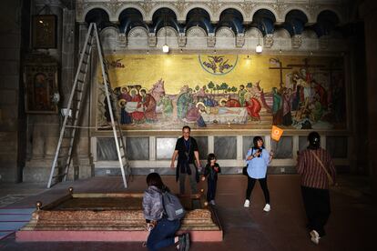 Turistas en la basílica del Santo Sepulcro de la Ciudad Vieja de Jerusalén.