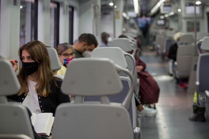 Tren de  Renfe en la estación de Sants de Barcelona.