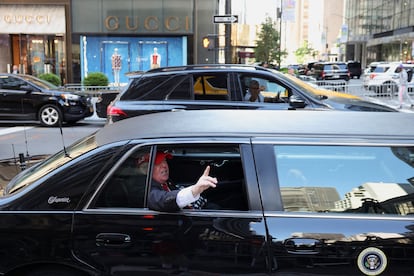 Un imitador de Donald Trump pasa con un coche frente a la Torre Trump.