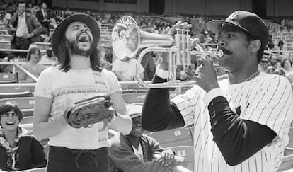 El lanzador de los New York Yankees Dock Ellis, a la derecha, se divierte un poco con la trompeta de Chuck Mangione antes de un partido contra los Toronto Blue Jays en el Yankee Stadium, el 19 de abril de 1977, en Nueva York.