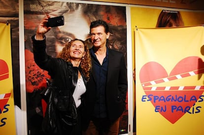 Laura del Sol y el director Julio Medem, el pasado 30 de mayo en Par&iacute;s, en el festival de cine organizado por la actriz.