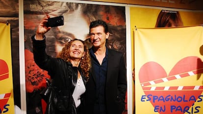 Laura del Sol y el director Julio Medem, el pasado 30 de mayo en Par&iacute;s, en el festival de cine organizado por la actriz.