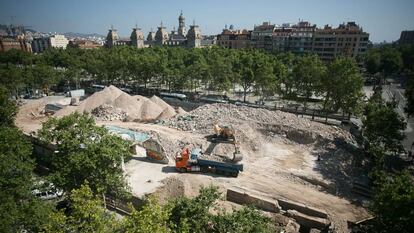 Restes arqueològiques als extrems del desenrunament dels antics jutjats de Barcelona.