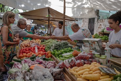 Un mercado al aire libre en el barrio de Tijuca, en Río de Janeiro, en abril.