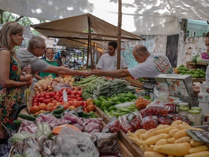 Un mercado al aire libre en el barrio de Tijuca, en Río de Janeiro, en abril.