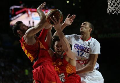 Pau gasol y Rudy pelean por un rebote.