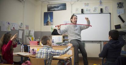 Xuxo Ruiz, durante una de sus clases que emplea el ilusionismo para motivar y favorecer el aprendizaje.