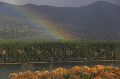 Arco iris sobre el río Yeniséi en la taiga siberiana, a las afueras de Krasnoyarsk (Rusia), el 3 de octubre de 2017. 