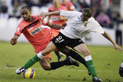 El sevillista Kanoute lucha un balón con e Ruben Gonzalez Rocha.