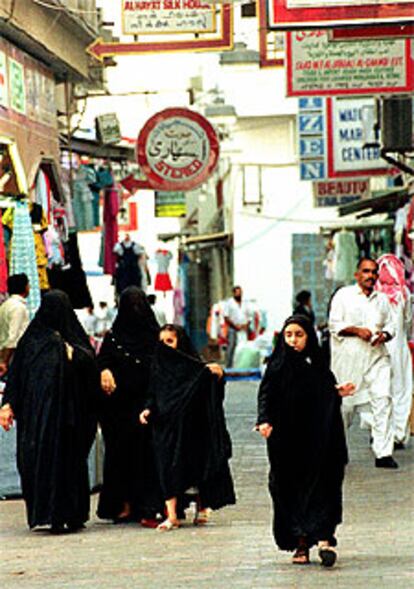 Mujeres en una calle de la ciudad de Dammam, en Arabia Saudí.