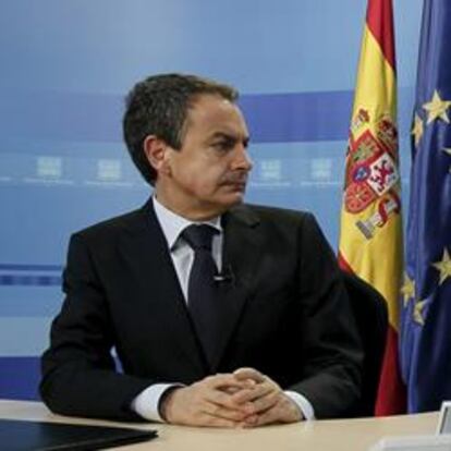 El jefe del Ejecutivo durante una videoconferencia con motivo de las fiestas navideñas desde el
Palacio de la Moncloa con las unidades españolas en misiones humanitarias y de paz en el extranjero.