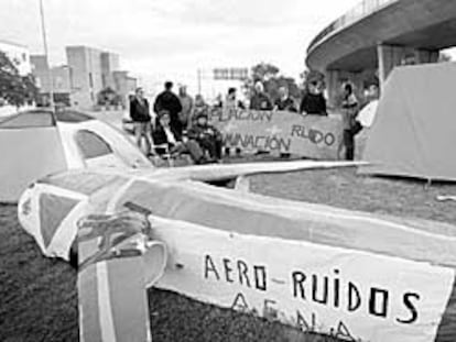Acampada de la Plataforma contra el Ruido del Aeropuerto de Manises frente al aeródromo valenciano, ayer, para protestar contra la ampliación de las instalaciones.