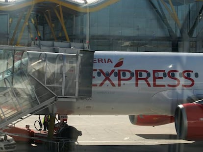 Un avión de Iberia Express en el aeropuerto de Madrid-Barajas.