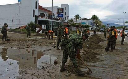L'Exèrcit retira sorra dels carrers de Manzanillo, Colima.