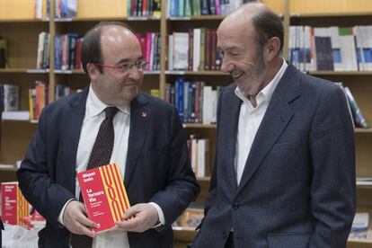 Miquel Iceta y Alfredo Pérez Rubalcaba el 2017 en Barcelona.