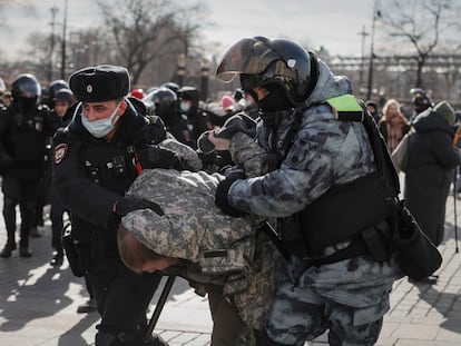 La policía arresta a un manifestante este domingo en Moscú.