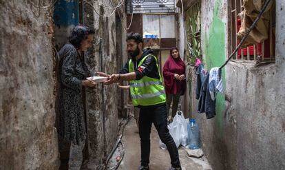 Voluntarios de la ONG libanesa Los Guardianes de la Ciudad distribuyen comida caliente a 200 familias desfavorecidas de Trípoli a la hora del iftar, ruptura del ayuno musulmán.