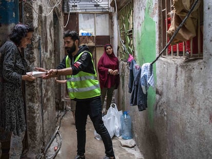 Voluntarios de la ONG libanesa Los Guardianes de la Ciudad distribuyen comida caliente a 200 familias desfavorecidas de Trípoli a la hora del iftar, ruptura del ayuno musulmán.