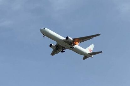 IMAGENES DEL VUELO BOEING 767 DE AIR CANADA SOBREVOLANDO MADRID CON EL MOTOR AVERIADO