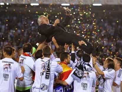 Ancelotti, manteado por sus jugadores tras conquistar la Copa