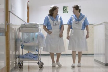 Las enfermeras Adela Sastre (derecha) e Inmaculada Villegas, en la clínica gaditana de San Rafael.