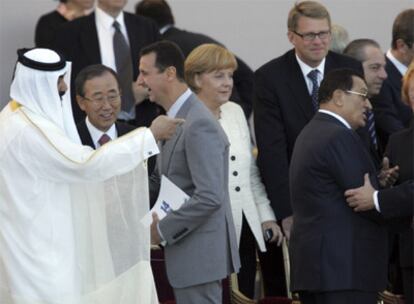 El emir de Qatar (a la izquierda) conversa con Ban Ki-moon y con el presidente sirio, Bachar el Asad.