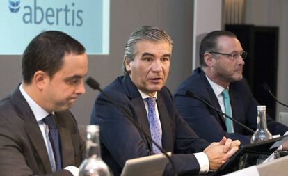 El CEO de Abertis, Francisco Reynés, entre el jefe de Relación con Inversores, Steven Fernández, y el director general Financiero, José Aljaro, durante la presentación del Plan Estratégico 2015-2017 en Londres.