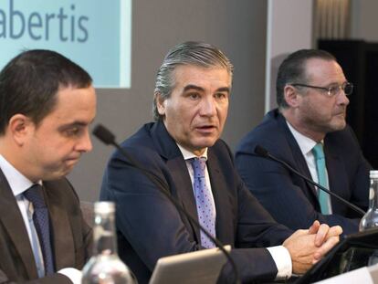 El CEO de Abertis, Francisco Reynés, entre el jefe de Relación con Inversores, Steven Fernández, y el director general Financiero, José Aljaro, durante la presentación del Plan Estratégico 2015-2017 en Londres.