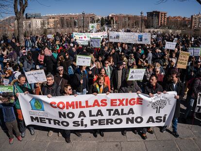 Vecinos de Carabanchel y Arganzuela protestan contra la tala de árboles por la ampliación de la línea 11 del metro de Madrid, el 4 de marzo de 2023.