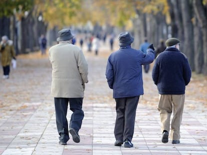 Jubilados paseando.