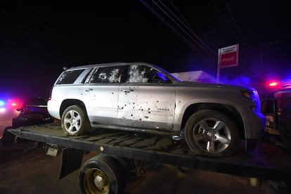 Las autoridades mexicanas trasladan una camioneta cubierta de impactos de bala tras el operativo de la Marina Nacional donde murió el presunto narcotraficante Juan Francisco Padrón Sánchez alias 'El H2'.