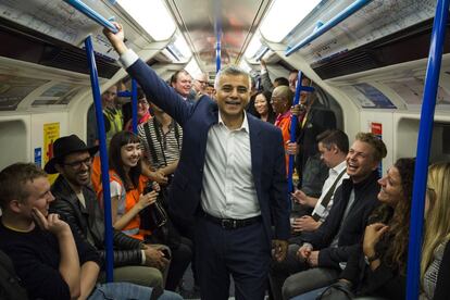 No obstante, está previsto que para el otoño estos servicios nocturnos se extiendan a las líneas Jubilee, Northern y Piccadilly que circulan por las seis zonas del metro londinense. En la imagen, el alcalde de Londres Sadiq Khan entre los pasageros en la primera noche de funcionamiento del servicio.