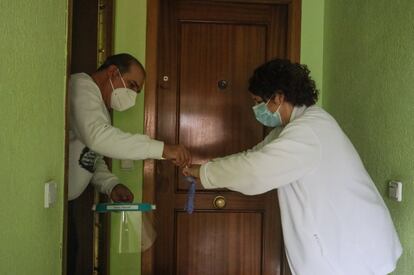 Susana recoge material de la casa de Ana tras su visita médica.