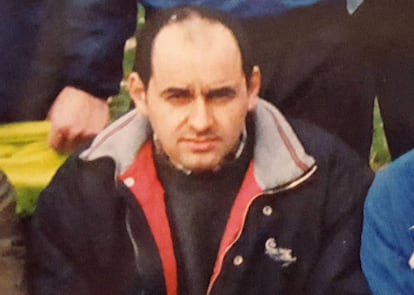 Imagen publicada por el diario local 'L'observateur de l'Avesnois' en la que aparece el violador en serie confeso cuando era presidente del club de Pont-sur-Sambre.