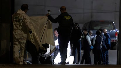 Agentes en torno al cadáver del piloto Kuzmínov en Villajoyosa (Alicante), el 13 de febrero. 