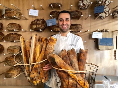 DARÍO MARCOS CON CESTAS DE CHAPATAS / CAPEL