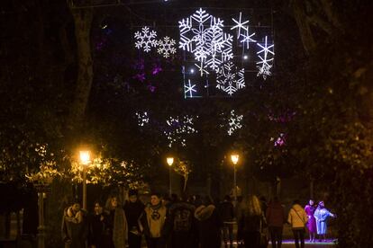 Vecinos de Santiago de Compostela pasean por el centro iluminado por Navidad.