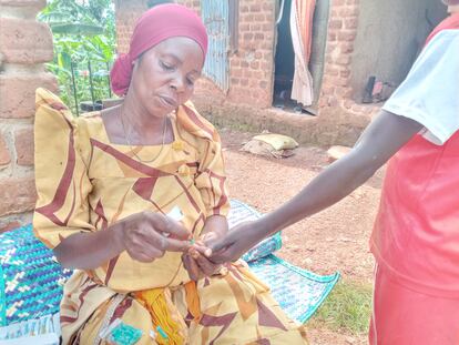 Aisha Nanfuka realiza un test a una niña de su comunidad.